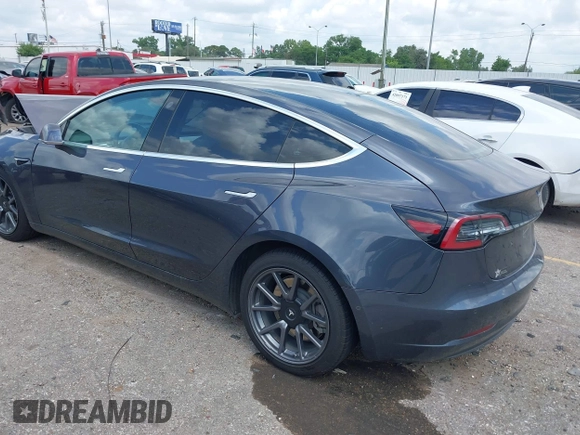2020 Tesla Model 3 Long Range z VIN 5YJ3E1EB5LF801592, wystawiony jako IAAI lot #42096859 z przebiegiem 68 002 mil mil oraz . Historia ofert i sprzedaży dostępna na DreamBid. Obrazek 3.
