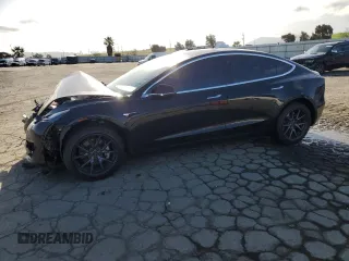 2019 Tesla Model 3 Mid Range z VIN 5YJ3E1EA8KF424584, wystawiony jako Copart lot #51331635 z przebiegiem 87 355 mil mil oraz Szkody całkowita. Historia ofert i sprzedaży dostępna na DreamBid. Obrazek 1.