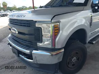 2019 Ford F-250 XL z VIN 1FT7W2BT7KED13259, wystawiony jako IAAI lot #42543359 z przebiegiem 136 511 mil mil oraz . Historia ofert i sprzedaży dostępna na DreamBid. Obrazek 21.
