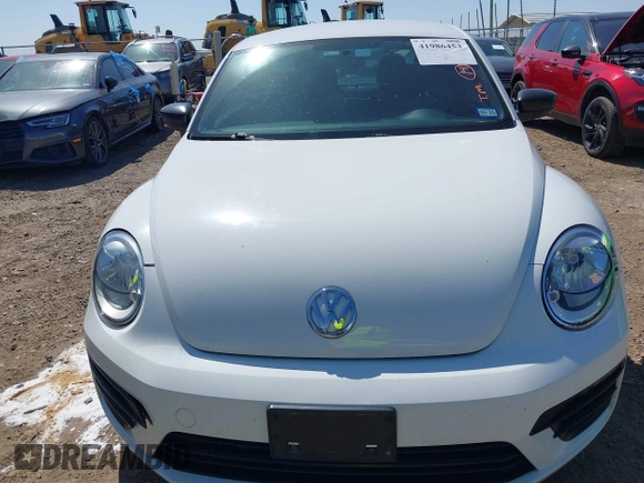 2018 Volkswagen Beetle S z VIN 3VWFD7AT4JM715004, wystawiony jako IAAI lot #41986453 z przebiegiem 76 130 mil mil oraz . Historia ofert i sprzedaży dostępna na DreamBid. Obrazek 6.