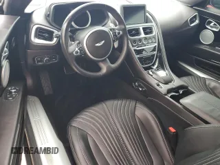 2021 Aston Martin DB11 V8 z VIN SCFRMFAW6MGL10668, wystawiony jako Copart lot #79014154 z przebiegiem Nie podano mil oraz Szkody całkowita. Historia ofert i sprzedaży dostępna na DreamBid. Obrazek 8.