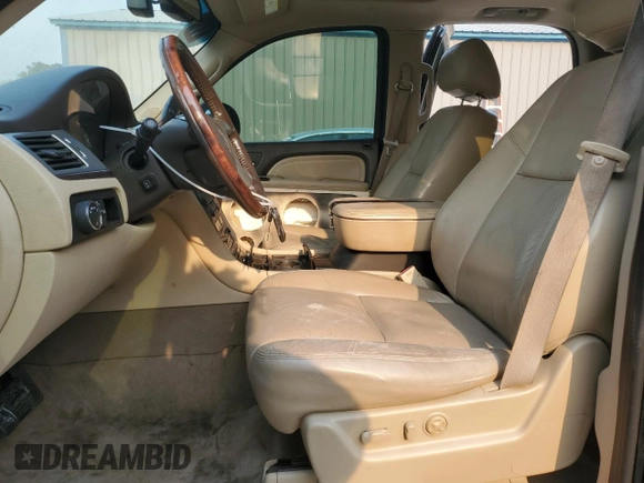 2010 Cadillac Escalade Luxury z VIN 1GYUCBEF3AR276651, wystawiony jako Copart lot #50696745 z przebiegiem Nie podano mil oraz Czysty tytuł • Clean title. Historia ofert i sprzedaży dostępna na DreamBid. Obrazek 7.