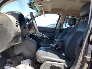 2016 Jeep Compass Latitude z VIN 1C4NJCEAXGD735156, wystawiony jako Copart lot #56607755 z przebiegiem 163 996 mil mil oraz Szkoda całkowita • Salvage title. Historia ofert i sprzedaży dostępna na DreamBid. Obrazek 7.