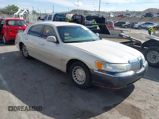 2001 Lincoln Town Car Cartier z VIN 1LNHM83W81Y706332, wystawiony jako IAAI lot #42125002 z przebiegiem Nie podano mil oraz . Historia ofert i sprzedaży dostępna na DreamBid. Obrazek 1.