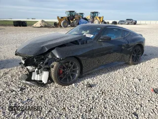 2024 Nissan Z Performance с VIN JN1BZ4BH3RM366584, выставлен на аукционе Copart как лот 49207535 с пробегом 4 936 миль миль и Списание • Salvage title. История ставок и продаж доступна на DreamBid. Изображение 1.