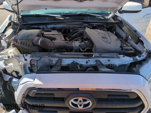 2017 Toyota Tacoma SR5 z VIN 5TFAZ5CN5HX048708, wystawiony jako Copart lot #53750475 z przebiegiem 104 861 mil mil oraz Szkody całkowita. Historia ofert i sprzedaży dostępna na DreamBid. Obrazek 11.