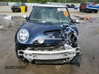 2006 MINI Hardtop S z VIN WMWRE335X6TL20674, wystawiony jako Copart lot #51828915 z przebiegiem Nie podano mil oraz Nie do naprawy • Non repairable. Historia ofert i sprzedaży dostępna na DreamBid. Obrazek 11.