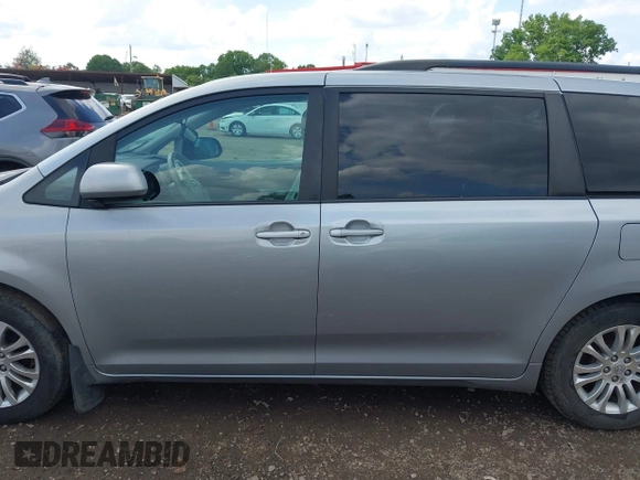 2011 Toyota Sienna XLE AAS z VIN 5TDYK3DC7BS067407, wystawiony jako IAAI lot #42312520 z przebiegiem 175 945 mil mil oraz . Historia ofert i sprzedaży dostępna na DreamBid. Obrazek 14.