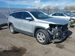 2020 GMC Terrain SLE z VIN 3GKALTEV8LL165243, wystawiony jako IAAI lot #41851377 z przebiegiem 96 522 mil mil oraz . Historia ofert i sprzedaży dostępna na DreamBid. Obrazek 1.