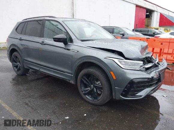 2024 Volkswagen Tiguan SE R-Line Black with VIN 3VV8B7AX8RM141105, listed as a IAAI auction lot 40923212 with 2,698 mi miles and . Bid and sale history available at DreamBid. Image 1.