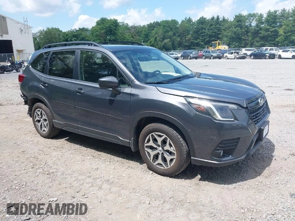 2024 Subaru Forester Premium with VIN JF2SKADC8RH489132, listed as a IAAI auction lot 39957863 with 8,014 mi miles. Bid and sale history available at carsss.com. Image 1.