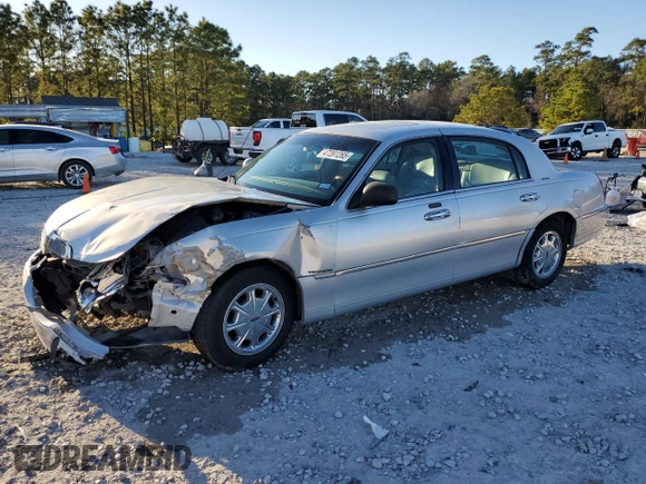 2002 Lincoln Town Car Signature z VIN 1LNHM82W92Y671562, wystawiony jako Copart lot #47391265 z przebiegiem Nie podano mil oraz Szkoda całkowita • Salvage title. Historia ofert i sprzedaży dostępna na DreamBid. Obrazek 1.