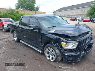 2021 Ram 1500 Big Horn z VIN 1C6SRFFT4MN770575, wystawiony jako IAAI lot #42195247 z przebiegiem 48 438 mil mil oraz . Historia ofert i sprzedaży dostępna na DreamBid. Obrazek 1.