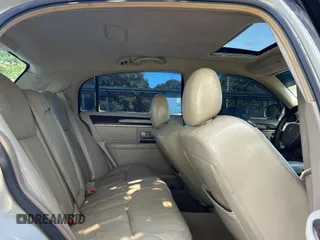 2006 Lincoln Town Car Signature Limited z VIN 1LNHM82W36Y611718, wystawiony jako Copart lot #58164175 z przebiegiem 156 453 mil mil oraz Tytuł czysty. Historia ofert i sprzedaży dostępna na DreamBid. Obrazek 6.