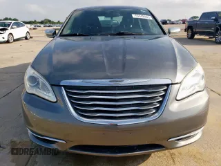 2013 Chrysler 200 Touring z VIN 1C3CCBBB5DN558082, wystawiony jako Copart lot #55348835 z przebiegiem 154 329 mil mil oraz Szkoda całkowita • Salvage title. Historia ofert i sprzedaży dostępna na DreamBid. Obrazek 5.