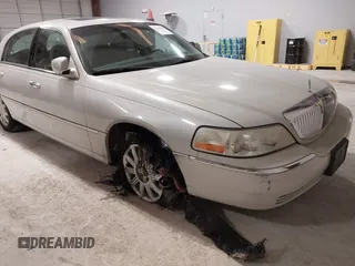2007 Lincoln Town Car Signature Limited z VIN 1LNHM82W97Y638603, wystawiony jako IAAI lot #41620885 z przebiegiem Nie podano mil oraz . Historia ofert i sprzedaży dostępna na DreamBid. Obrazek 6.