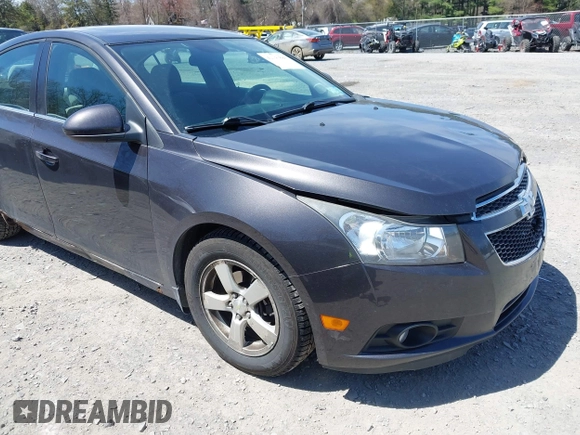2014 Chevrolet Cruze 1LT z VIN 1G1PC5SB7E7352808, wystawiony jako IAAI lot #42143880 z przebiegiem 111 865 mil mil oraz . Historia ofert i sprzedaży dostępna na DreamBid. Obrazek 1.