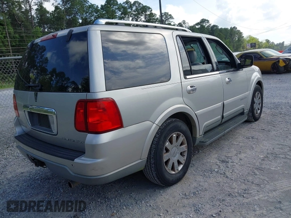2004 Lincoln Navigator Luxury with VIN 5LMFU27R54LJ42646, listed as a IAAI auction lot 42088960 with 193,746 mi miles. Bid and sale history available at carsss.com. Image 4.