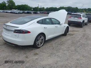 2013 Tesla Model S Performance z VIN 5YJSA1DP1DFP16609, wystawiony jako IAAI lot #42458995 z przebiegiem 110 722 mil mil oraz . Historia ofert i sprzedaży dostępna na DreamBid. Obrazek 4.