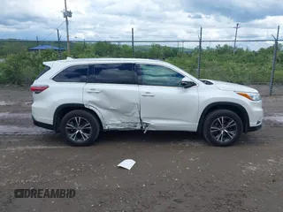 2016 Toyota Highlander XLE z VIN 5TDJKRFH6GS260362, wystawiony jako IAAI lot #42337581 z przebiegiem 69 619 mil mil oraz . Historia ofert i sprzedaży dostępna na DreamBid. Obrazek 14.