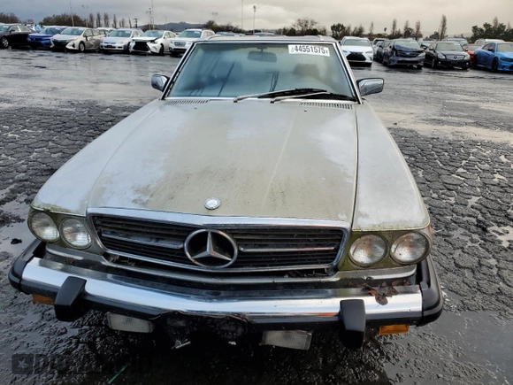 1984 Mercedes-Benz 380 SL z VIN WDBBA45A4EA012313, wystawiony jako Copart lot #44551575 z przebiegiem 105 202 mil mil oraz Czysty tytuł • Clean title. Historia ofert i sprzedaży dostępna na DreamBid. Obrazek 5.