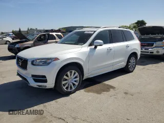2016 Volvo XC90 T6 Momentum z VIN YV4A22PK6G1037489, wystawiony jako Copart lot #57981275 z przebiegiem 161 578 mil mil oraz Czysty tytuł • Clean title. Historia ofert i sprzedaży dostępna na DreamBid. Obrazek 1.