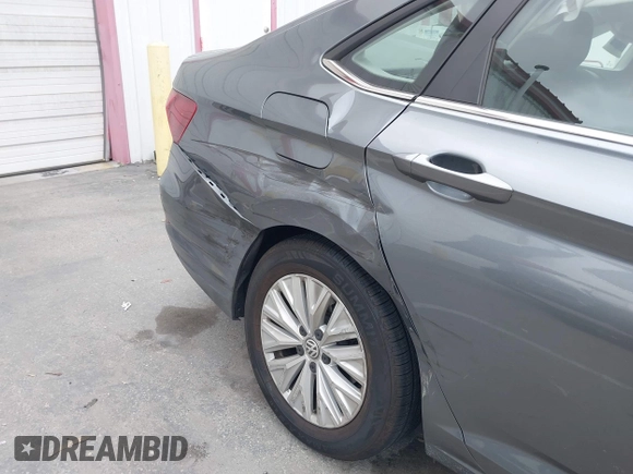 2020 Volkswagen Jetta S z VIN 3VWCB7BUXLM069700, wystawiony jako IAAI lot #42373109 z przebiegiem 66 141 mil mil oraz . Historia ofert i sprzedaży dostępna na DreamBid. Obrazek 6.