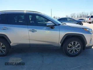 2023 Toyota RAV4 Hybrid XLE Premium z VIN 4T3B6RFV6PU139151, wystawiony jako IAAI lot #41665860 z przebiegiem 7 171 mil mil oraz . Historia ofert i sprzedaży dostępna na DreamBid. Obrazek 14.