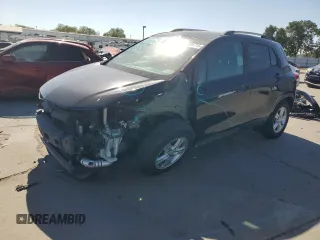2021 Chevrolet Trax LT z VIN KL7CJPSM2MB370618, wystawiony jako Copart lot #55806715 z przebiegiem Nie podano mil oraz Szkoda całkowita • Salvage title. Historia ofert i sprzedaży dostępna na DreamBid. Obrazek 1.