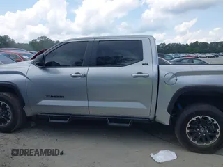 2025 Toyota Tundra SR z VIN 5TFLA5DB9SX243982, wystawiony jako IAAI lot #42139822 z przebiegiem 9198 mil mil oraz . Historia ofert i sprzedaży dostępna na DreamBid. Obrazek 13.
