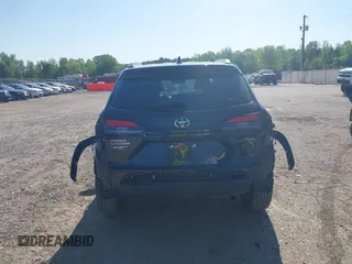 2024 Toyota Corolla Cross XLE z VIN 7MUDAAAG0RV080383, wystawiony jako IAAI lot #42032391 z przebiegiem 16 593 mil mil oraz . Historia ofert i sprzedaży dostępna na DreamBid. Obrazek 17.
