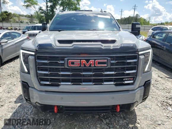 2025 GMC Sierra 2500HD AT4 z VIN 1GT4UPEY0SF206593, wystawiony jako Copart lot #52699045 z przebiegiem 5 036 mil mil oraz Szkoda całkowita • Salvage title. Historia ofert i sprzedaży dostępna na DreamBid. Obrazek 5.