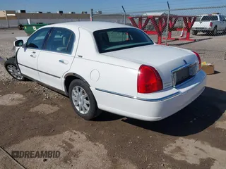 2007 Lincoln Town Car Signature Limited z VIN 1LNHM82V67Y630711, wystawiony jako IAAI lot #41997932 z przebiegiem 177 420 mil mil oraz . Historia ofert i sprzedaży dostępna na DreamBid. Obrazek 3.