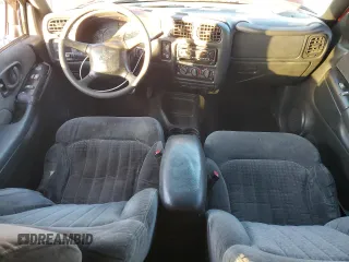 2001 Chevrolet Blazer LS z VIN 1GNCT18W51K123809, wystawiony jako Copart lot #86491294 z przebiegiem 211 514 mil mil oraz Szkoda całkowita • Salvage title. Historia ofert i sprzedaży dostępna na DreamBid. Obrazek 8.