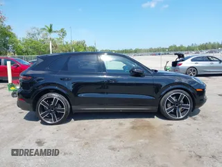2023 Porsche Cayenne z VIN WP1AA2AYXPDA01076, wystawiony jako IAAI lot #42301868 z przebiegiem 23 249 mil mil oraz . Historia ofert i sprzedaży dostępna na DreamBid. Obrazek 13.