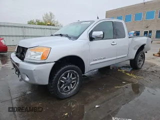 2012 Nissan Titan S z VIN 1N6AA0CJ5CN317928, wystawiony jako Copart lot #53812595 z przebiegiem 130 027 mil mil oraz Szkoda całkowita • Salvage title. Historia ofert i sprzedaży dostępna na DreamBid. Obrazek 1.