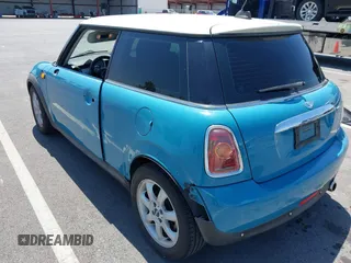 2007 MINI Hardtop with VIN WMWMF335X7TT54929, listed as a IAAI auction lot 42173757 with 71,496 mi miles and . Bid and sale history available at DreamBid. Image 3.