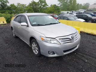 2011 Toyota Camry LE z VIN 4T1BF3EKXBU751438, wystawiony jako IAAI lot #42476481 z przebiegiem 388 343 mil mil oraz . Historia ofert i sprzedaży dostępna na DreamBid. Obrazek 1.