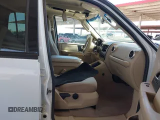 2004 Ford Expedition Special Service with VIN 1FMPU16L14LB22571, listed as a IAAI auction lot 41941673 with 1 mi miles. Bid and sale history available at carsss.com. Image 5.