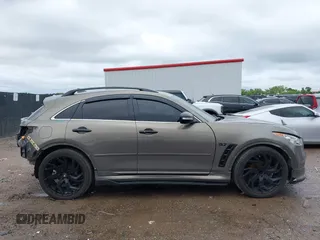 2014 Infiniti QX70 z VIN JN8CS1MU3EM451745, wystawiony jako IAAI lot #42203922 z przebiegiem 144 990 mil mil oraz . Historia ofert i sprzedaży dostępna na DreamBid. Obrazek 13.
