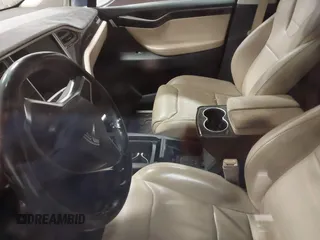2016 Tesla Model X 70D z VIN 5YJXCBE27GF012024, wystawiony jako IAAI lot #41799547 z przebiegiem Nie podano mil oraz . Historia ofert i sprzedaży dostępna na DreamBid. Obrazek 17.