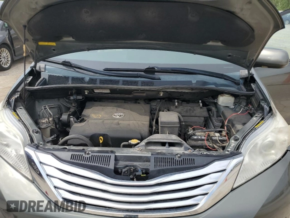 2011 Toyota Sienna XLE AAS z VIN 5TDYK3DC9BS046073, wystawiony jako Copart lot #57030305 z przebiegiem 246 956 mil mil oraz Szkoda całkowita • Salvage title. Historia ofert i sprzedaży dostępna na DreamBid. Obrazek 11.