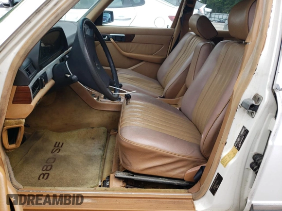 1985 Mercedes-Benz 380 z VIN WDBCA32C8FA127549, wystawiony jako Copart lot #54406985 z przebiegiem 167 688 mil mil oraz Szkoda całkowita • Salvage title. Historia ofert i sprzedaży dostępna na DreamBid. Obrazek 7.