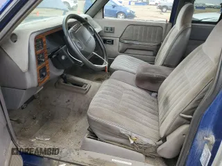 1995 Dodge Dakota z VIN 1B7GG23Y4SS124349, wystawiony jako Copart lot #55723114 z przebiegiem 136 156 mil mil oraz Tytuł czysty. Historia ofert i sprzedaży dostępna na DreamBid. Obrazek 7.
