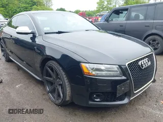 2010 Audi S5 Premium Plus z VIN WAUCVAFR9AA062970, wystawiony jako IAAI lot #42226065 z przebiegiem 128 747 mil mil oraz . Historia ofert i sprzedaży dostępna na DreamBid. Obrazek 1.