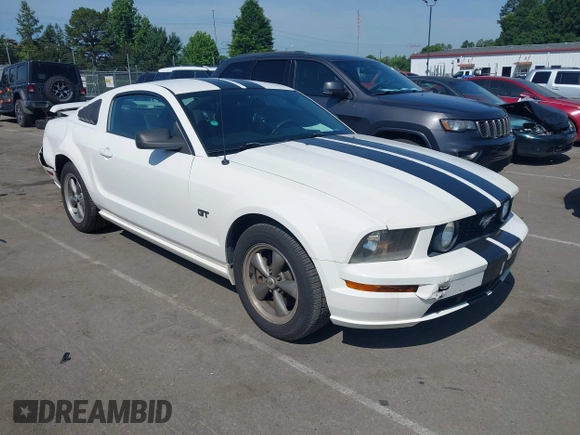 2005 Ford Mustang GT Deluxe z VIN 1ZVFT82H155226414, wystawiony jako IAAI lot #42458005 z przebiegiem 202 773 mil mil oraz . Historia ofert i sprzedaży dostępna na DreamBid. Obrazek 1.