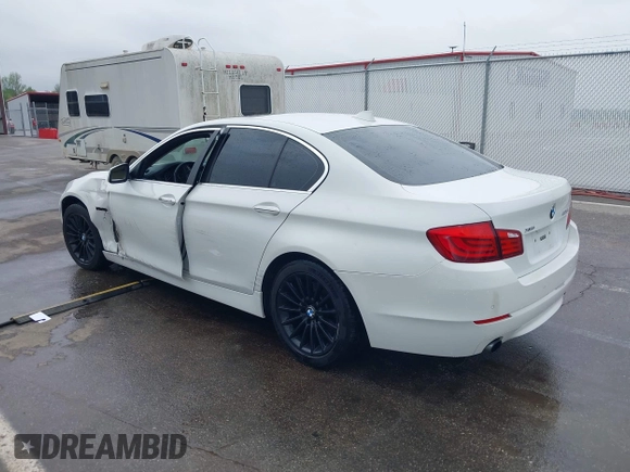 2012 BMW 5 Series 535i xDrive z VIN WBAFU7C57CDU64640, wystawiony jako IAAI lot #42109534 z przebiegiem 132 310 mil mil oraz . Historia ofert i sprzedaży dostępna na DreamBid. Obrazek 3.