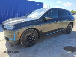 2024 BMW iX xDrive50 z VIN WB523CF01RCS00126, wystawiony jako Copart lot #56997195 z przebiegiem 23 038 mil mil oraz Tytuł czysty. Historia ofert i sprzedaży dostępna na DreamBid. Obrazek 1.