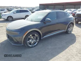 2024 Genesis GV60 z VIN KMUKEDSBXRU021487, wystawiony jako IAAI lot #41593903 z przebiegiem 10 961 mil mil oraz . Historia ofert i sprzedaży dostępna na DreamBid. Obrazek 2.