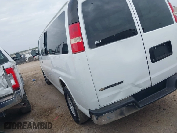 2017 Chevrolet Express Passenger LT z VIN 1GAZGPFG6H1203750, wystawiony jako IAAI lot #42782626 z przebiegiem 193 843 mil mil oraz . Historia ofert i sprzedaży dostępna na DreamBid. Obrazek 3.